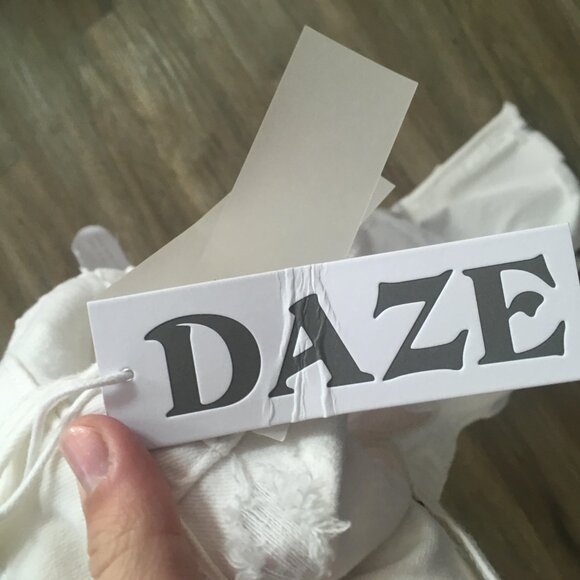 DAZE Denim NWT Distressed white jeans size 28 - Picture 9 of 13